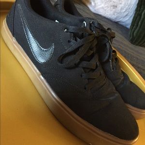 BLACK NIKE SNEAKERS